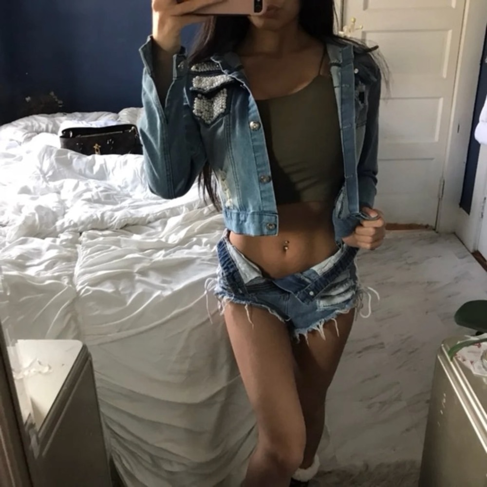 ❄️SOLD❄️ Distressed denim cropped jean jacket